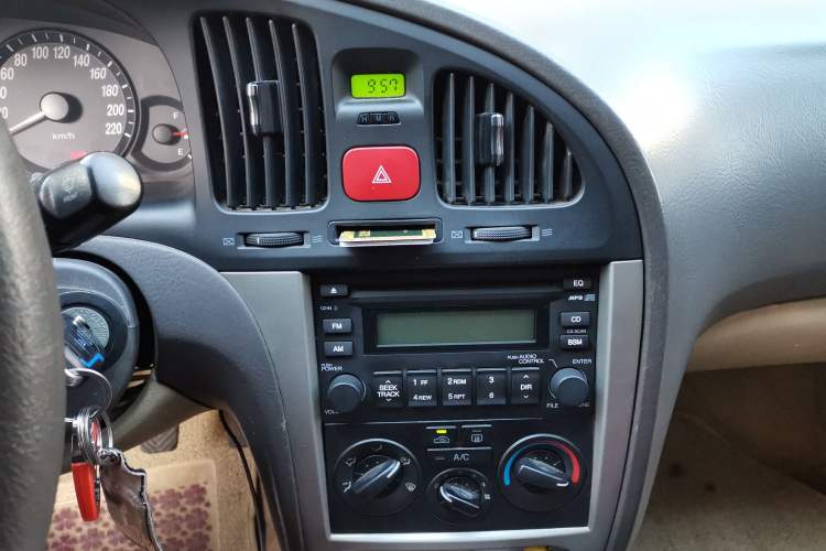 Used Hyundai Elantra 2011 1.6L Manual Comfort Version Audio And AC Panel