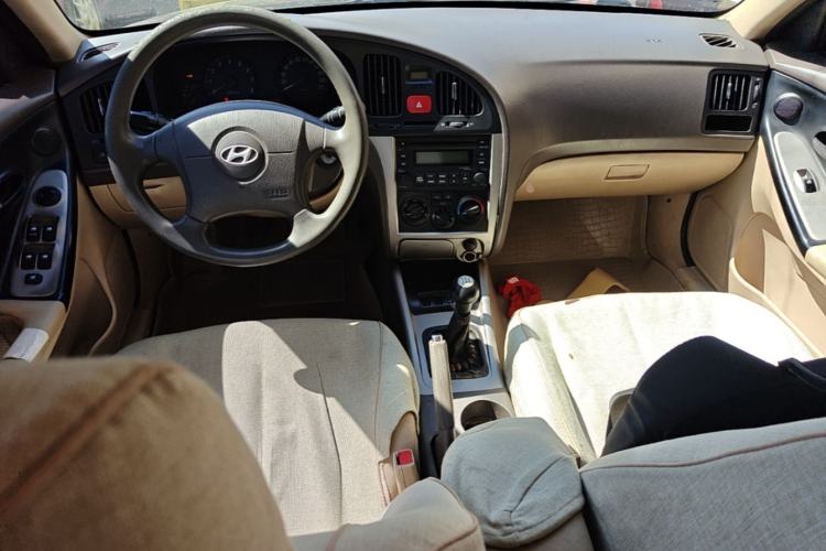 Used Hyundai Elantra 2011 1.6L Manual Comfort Version Center Console