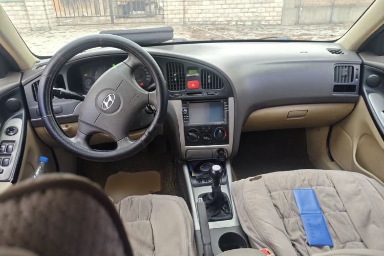 Used Hyundai Elantra 2011 1.6L Manual Comfort Version Center Console