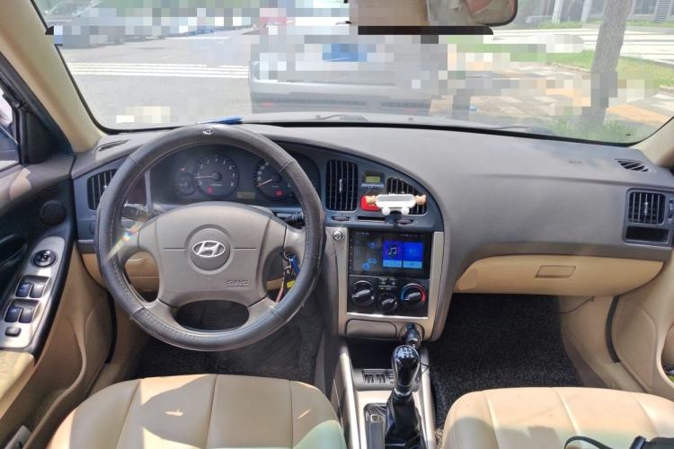 Used Hyundai Elantra 2011 1.6L Manual Comfort Version Center Console
