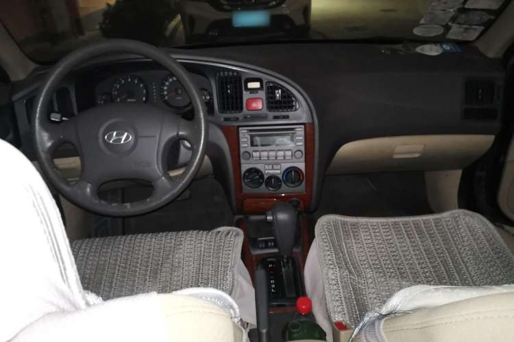 Used Hyundai Elantra 2011 1.6L Automatic Comfort Edition Center Console
