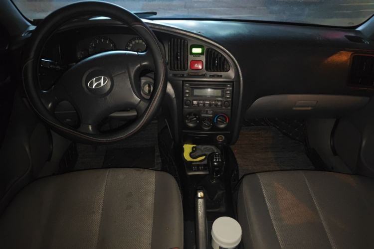 Used Hyundai Elantra 2011 1.6L Manual Comfort Version Center Console