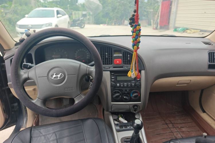 Used Hyundai Elantra 2011 1.6L Manual Comfort Version Center Console