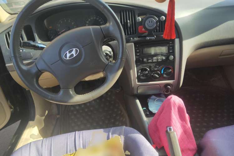 Used Hyundai Elantra 2011 1.6L Manual Comfort Version Center Console