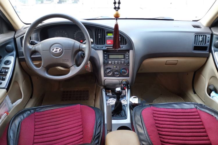 Used Hyundai Elantra 2011 1.6L Manual Comfort Version Center Console