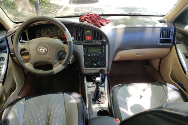 Used Hyundai Elantra 2011 1.6L Manual Comfort Version Center Console