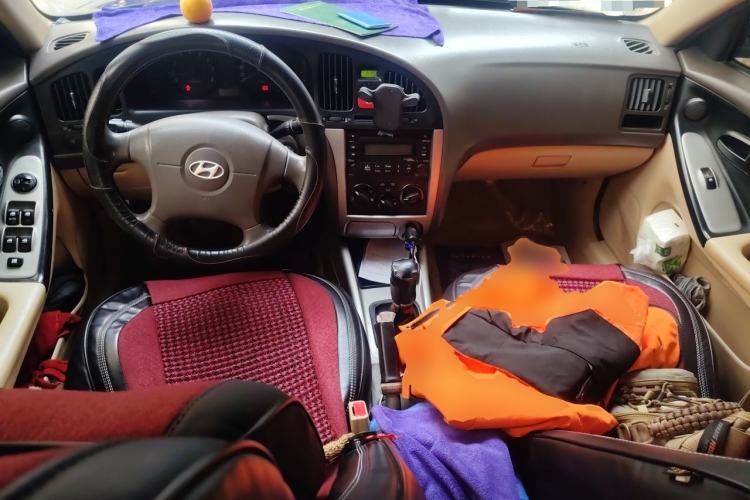 Used Hyundai Elantra 2011 1.6L Manual Comfort Version Center Console