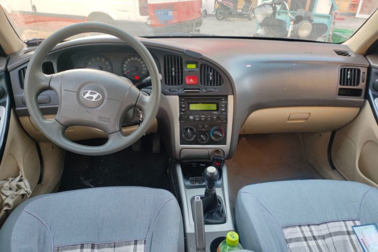 Used Hyundai Elantra 2011 1.6L Manual Comfort Version Center Console