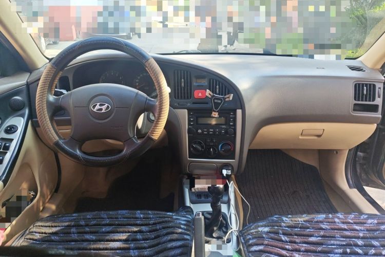 Used Hyundai Elantra 2011 1.6L Manual Comfort Version Center Console