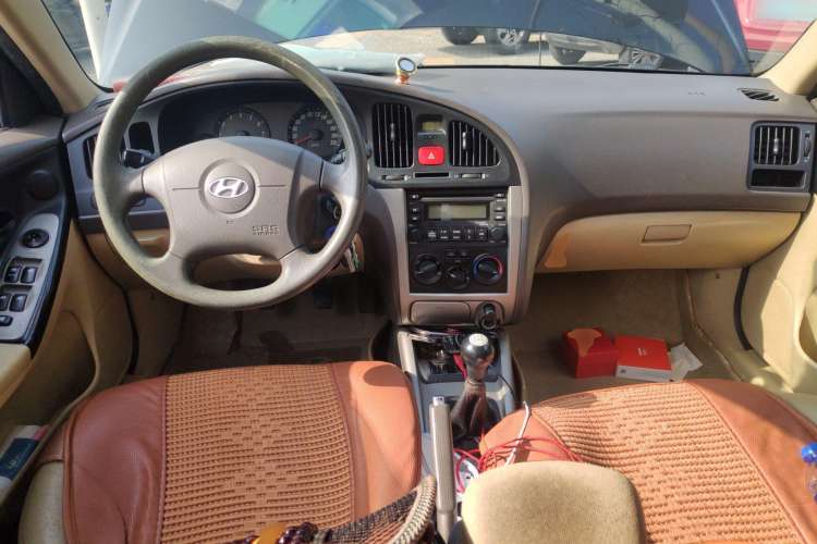Used Hyundai Elantra 2011 1.6L Manual Comfort Version Center Console