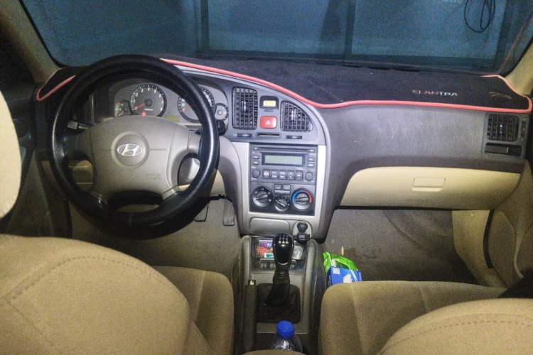 Used Hyundai Elantra 2011 1.6L Manual Comfort Version Center Console