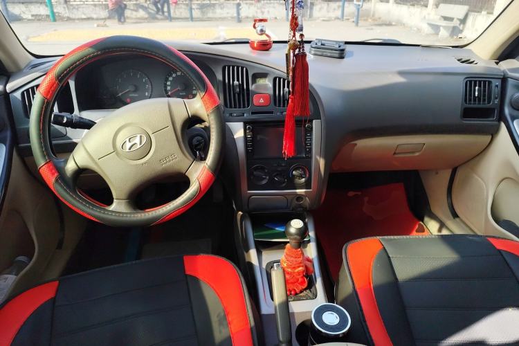 Used Hyundai Elantra 2011 1.6L Manual Comfort Version Center Console