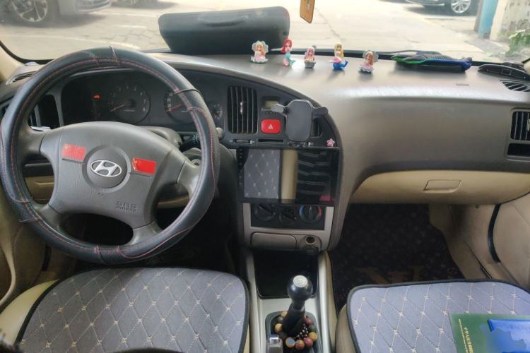 Used Hyundai Elantra 2011 1.6L Manual Comfort Version Center Console
