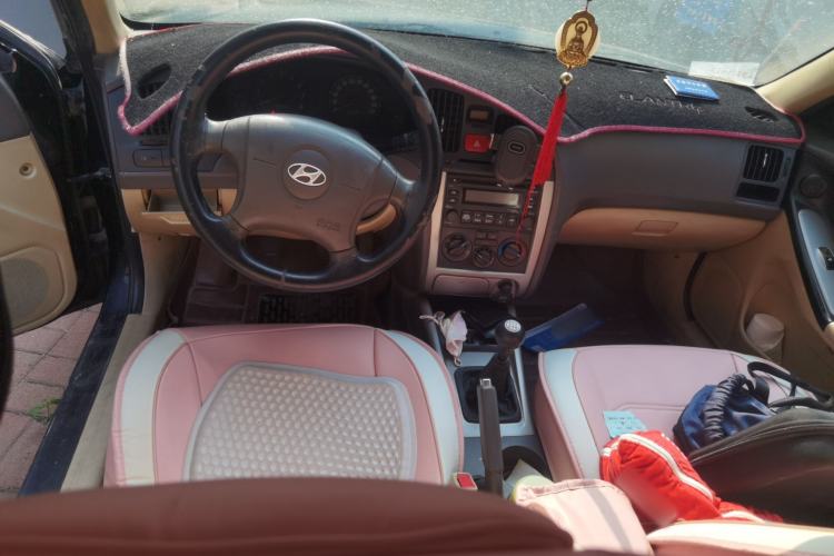 Used Hyundai Elantra 2011 1.6L Manual Comfort Version Center Console