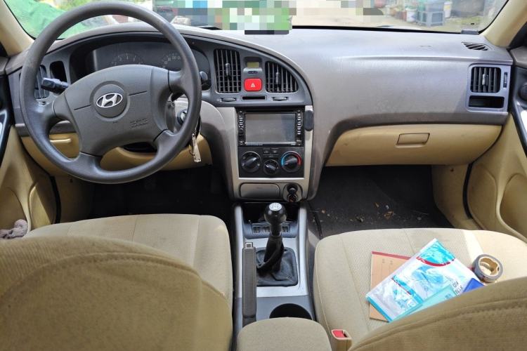 Used Hyundai Elantra 2011 1.6L Manual Comfort Version Center Console