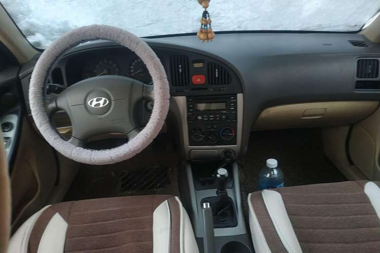Used Hyundai Elantra 2011 1.6L Manual Comfort Version Center Console