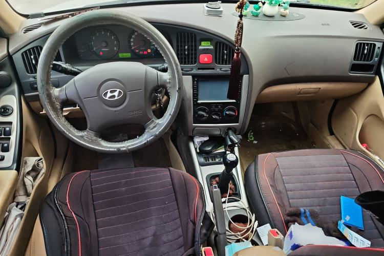 Used Hyundai Elantra 2011 1.6L Manual Comfort Version Center Console