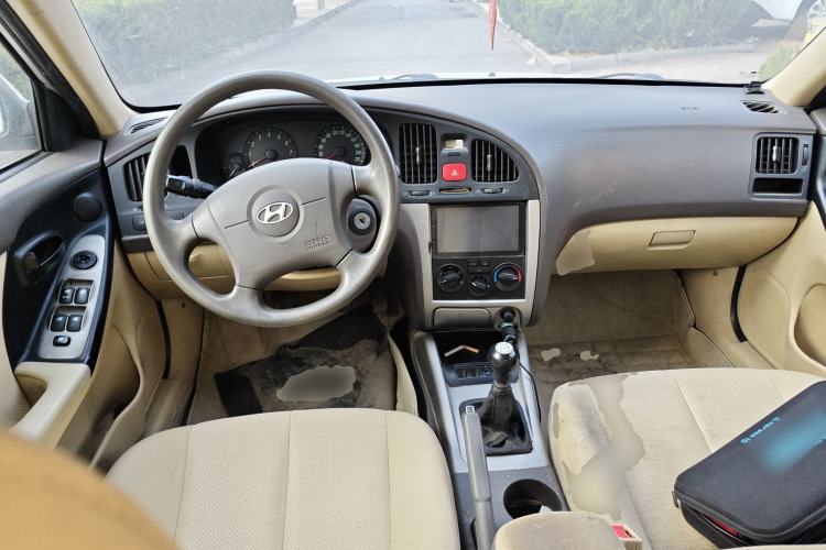 Used Hyundai Elantra 2011 1.6L Manual Comfort Version Center Console