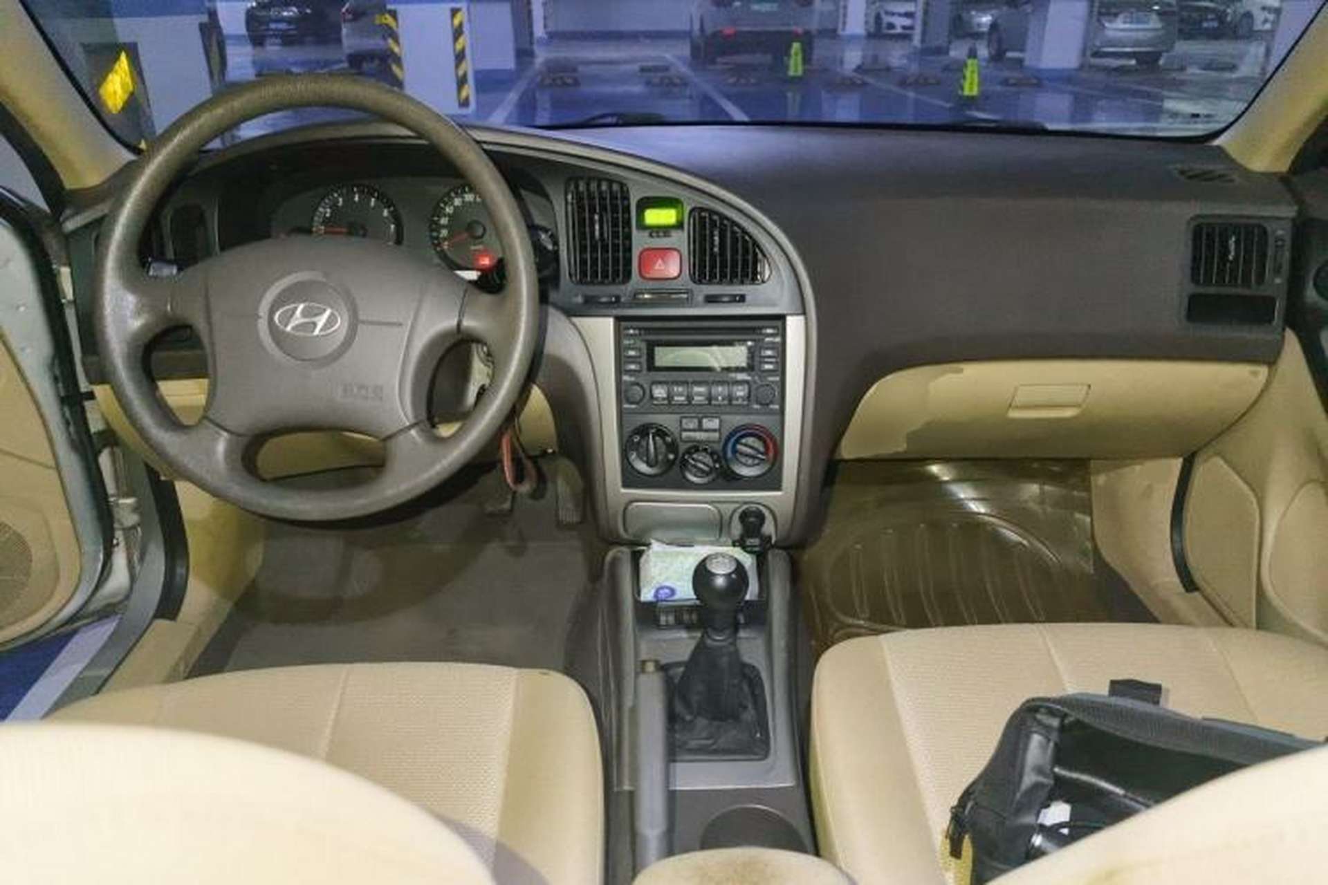 Used Hyundai Elantra 2011 1.6L Manual Comfort Version Center Console