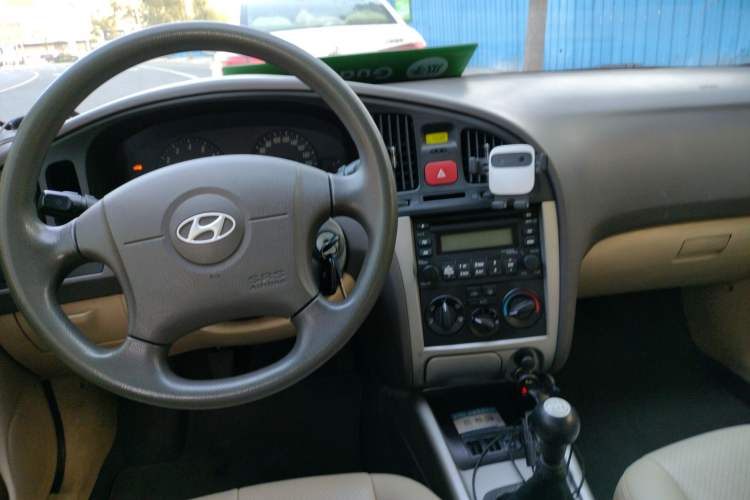 Used Hyundai Elantra 2011 1.6L Manual Comfort Version Center Console