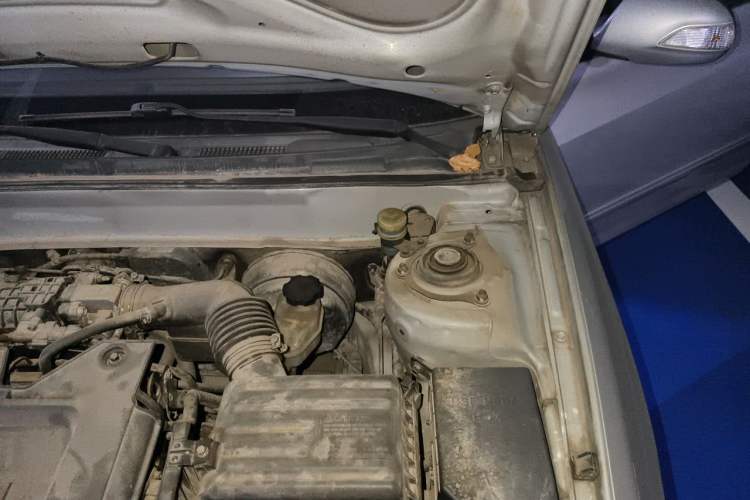 Used Hyundai Elantra 2011 1.6L Manual Comfort Version Engine Bay Left
