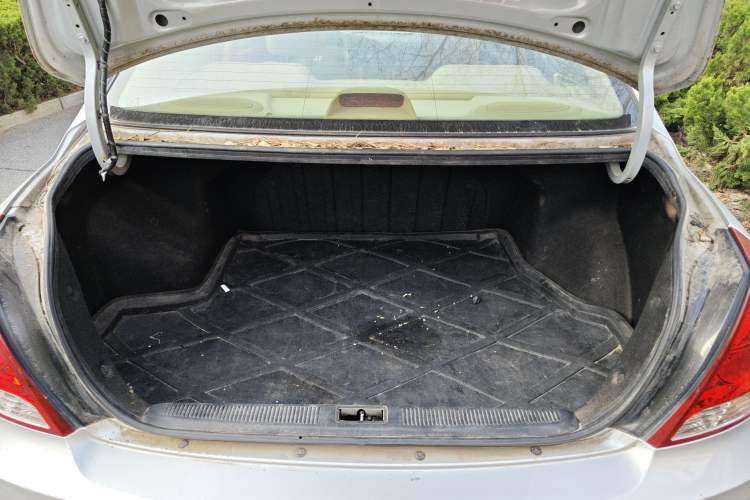 Used Hyundai Elantra 2011 1.6L Manual Comfort Version Trunk