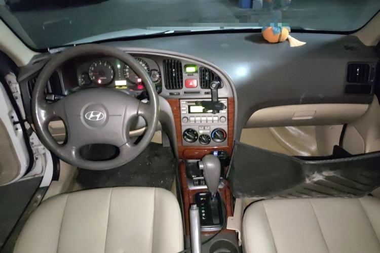 Used Hyundai Elantra 2011 1.6L Automatic Comfort Edition Center Console