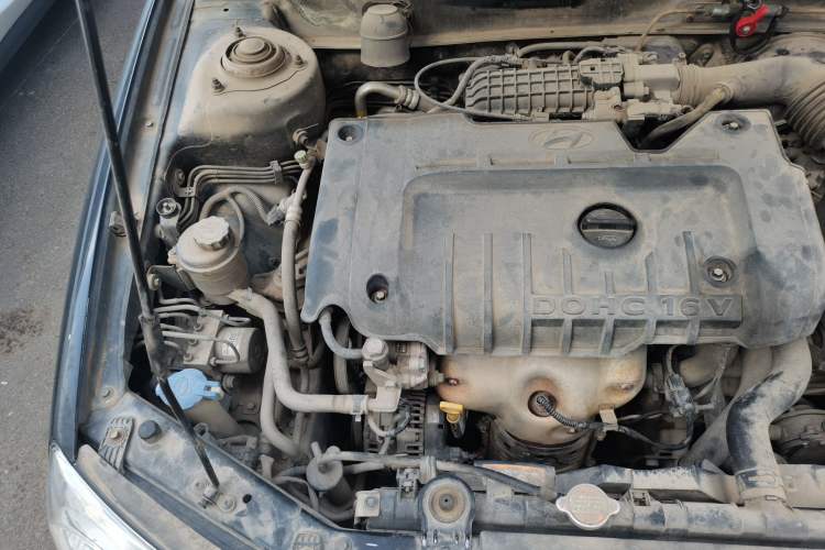 Used Hyundai Elantra 2012 1.6L Manual CNG Dual-Fuel Version Engine Bay Right