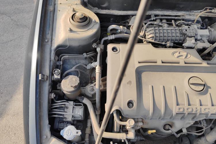 Used Hyundai Elantra 2012 1.6L Manual CNG Dual-Fuel Version Engine Bay Right