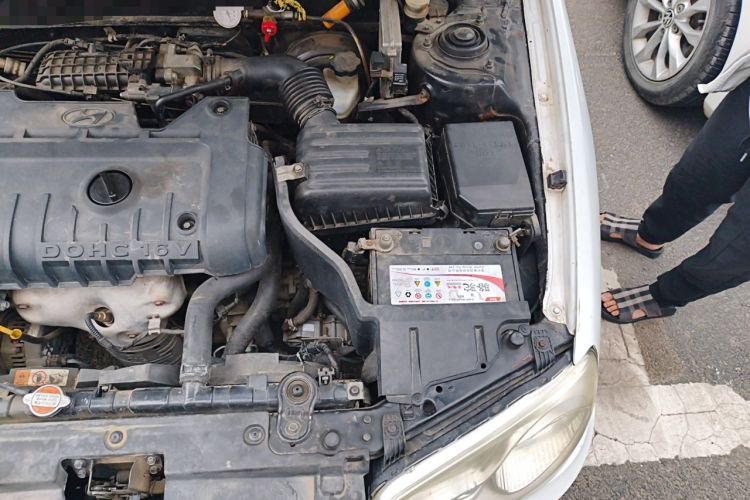 Used Hyundai Elantra 2012 1.6L Manual CNG Dual-Fuel Version Engine Bay Left
