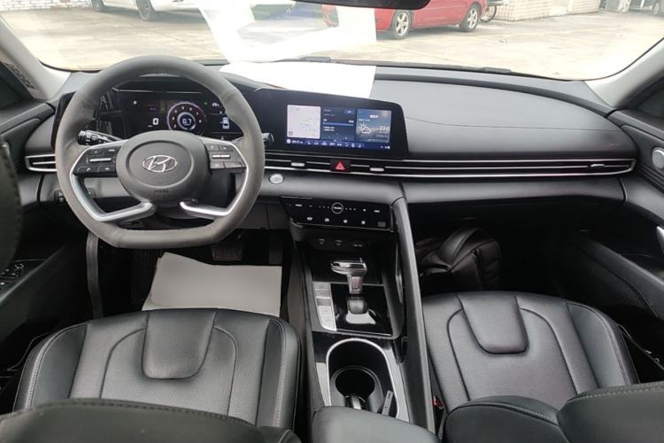 Used Hyundai Elantra 2021 1.5L CVT LUX Prestige Edition Center Console