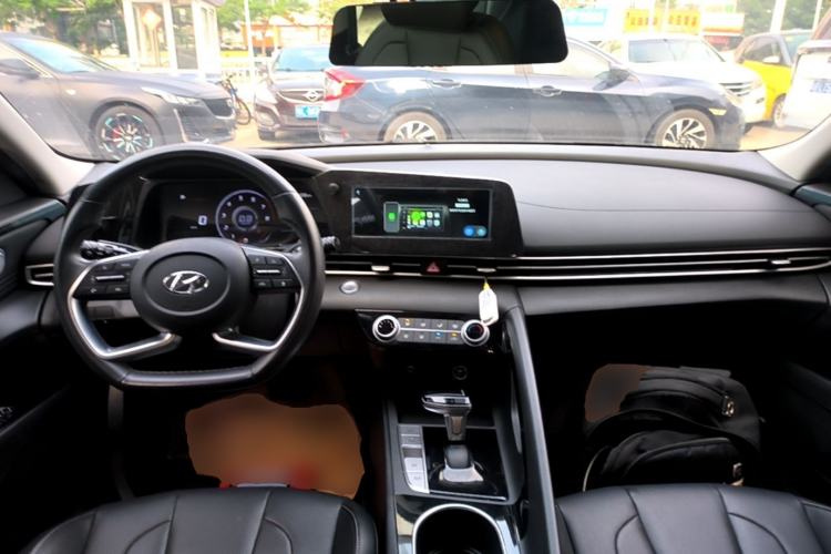 Used Hyundai Elantra 2021 1.5L CVT GLX Elite Edition Center Console