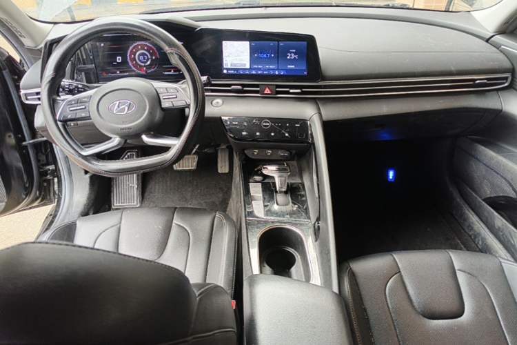 Used Hyundai Elantra 2021 1.5L CVT LUX Prestige Edition Center Console
