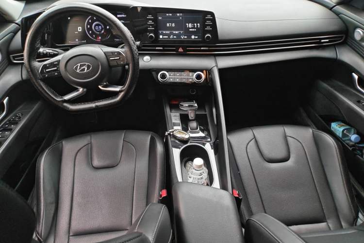 Used Hyundai Elantra 2021 1.5L CVT GLX Elite Edition Center Console