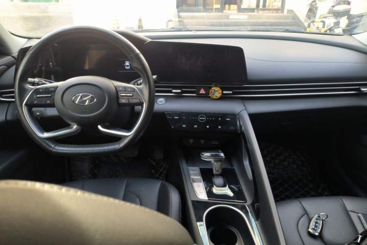 Used Hyundai Elantra 2021 1.5L CVT LUX Prestige Edition Center Console