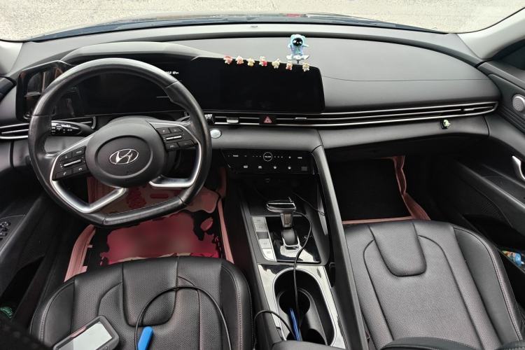 Used Hyundai Elantra 2021 1.5L CVT LUX Prestige Edition Center Console