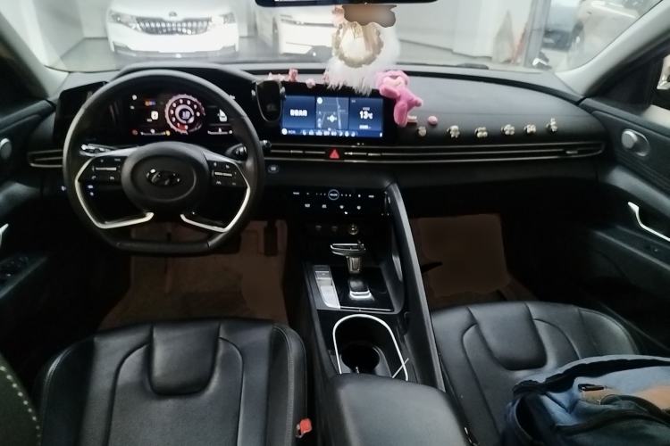Used Hyundai Elantra 2021 1.5L CVT LUX Prestige Edition Center Console