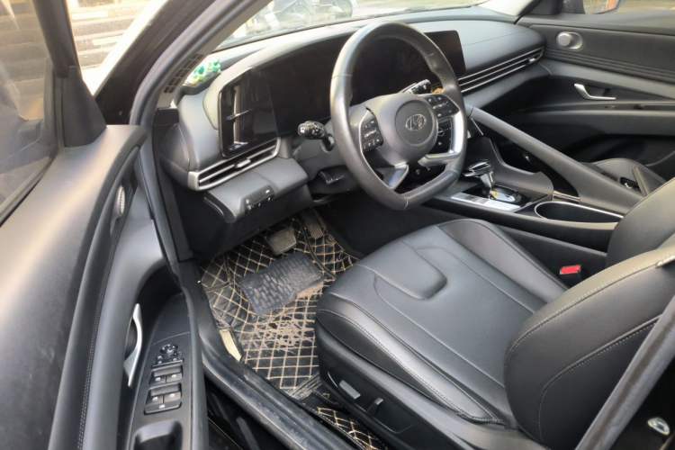 Used Hyundai Elantra 2021 1.5L CVT LUX Prestige Edition Driver Seat