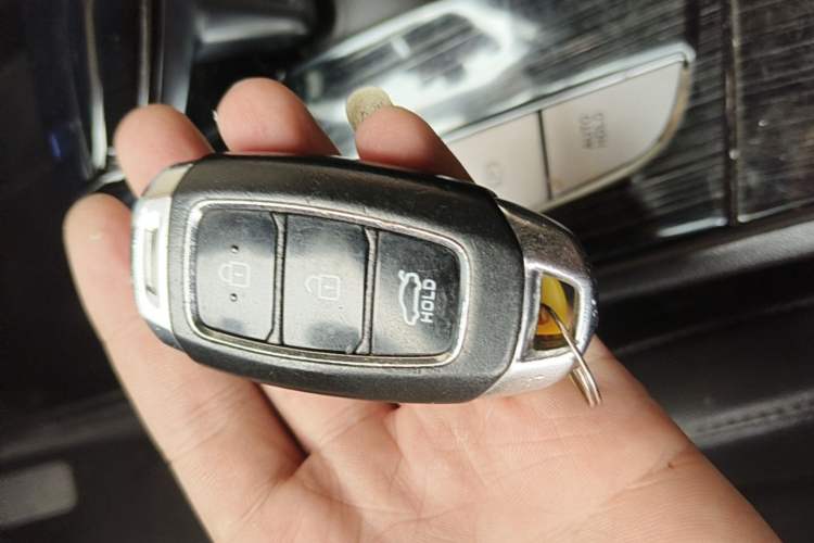 Used Hyundai Elantra 2021 1.5L CVT LUX Prestige Edition Interior 1