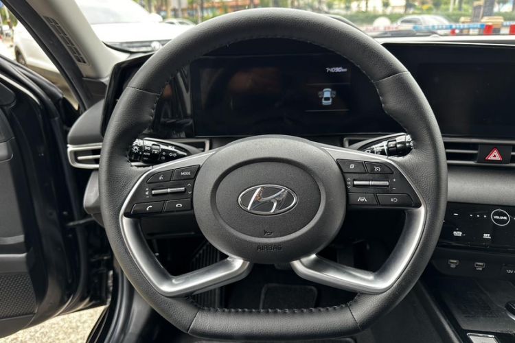Used Hyundai Elantra 2021 1.5L CVT LUX Prestige Edition Interior 11