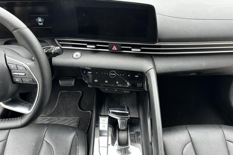 Used Hyundai Elantra 2021 1.5L CVT LUX Prestige Edition Interior 2