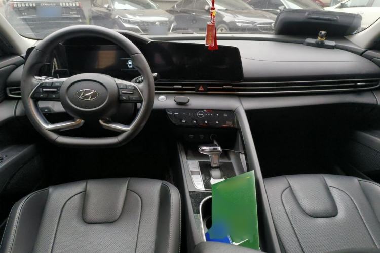 Used Hyundai Elantra 2021 1.5L CVT LUX Prestige Edition Interior 2