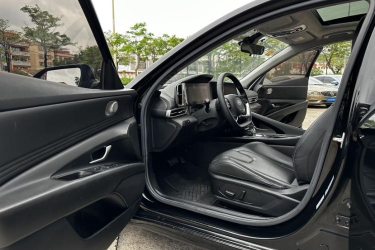 Used Hyundai Elantra 2021 1.5L CVT LUX Prestige Edition Interior 3