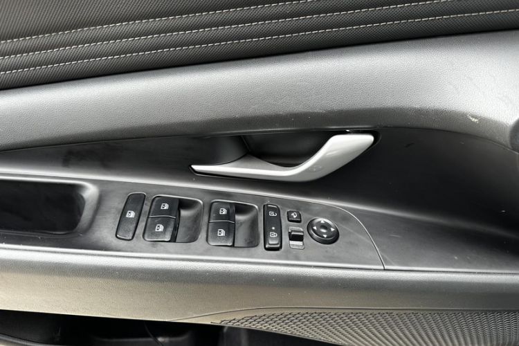 Used Hyundai Elantra 2021 1.5L CVT LUX Prestige Edition Interior 5
