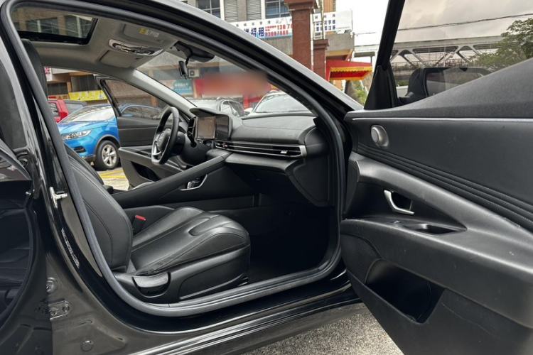 Used Hyundai Elantra 2021 1.5L CVT LUX Prestige Edition Interior 7