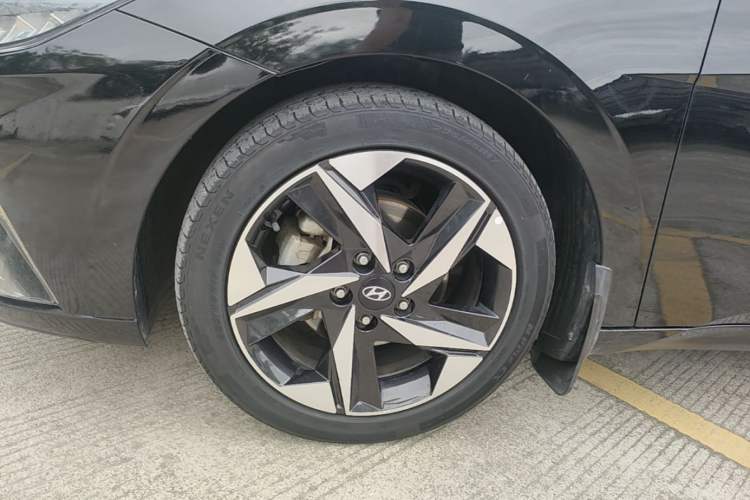 Used Hyundai Elantra 2021 1.5L CVT LUX Prestige Edition Left Front Wheel Hub