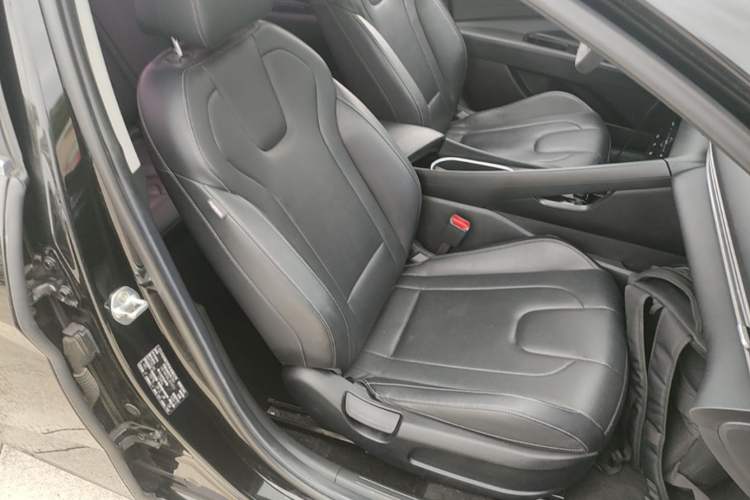 Used Hyundai Elantra 2021 1.5L CVT LUX Prestige Edition Right Front Seat