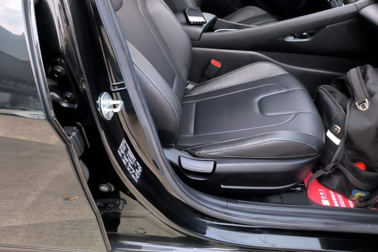 Used Hyundai Elantra 2021 1.5L CVT GLX Elite Edition Right Front Seat
