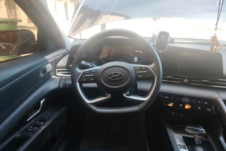 Used Hyundai Elantra 2021 1.5L CVT LUX Prestige Edition Steering Wheel