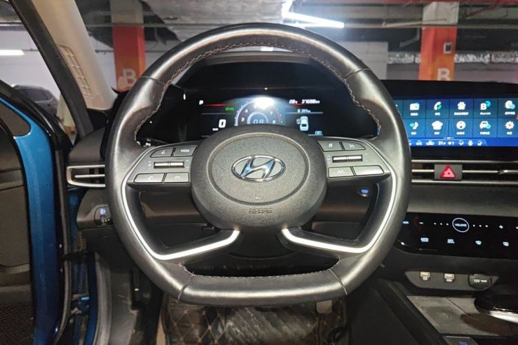 Used Hyundai Elantra 2021 1.5L CVT LUX Prestige Edition Steering Wheel